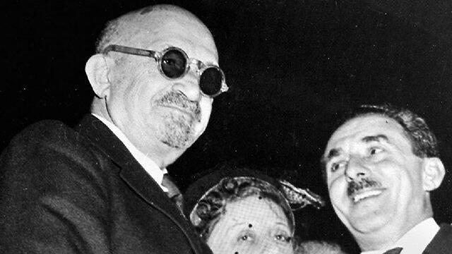 Israel's first president Haim Weizmann (L) shaking hands with Moshe Sharett (צילום: AFP) Israel's first president Haim Weizmann (L) shaking hands with Moshe Sharett
