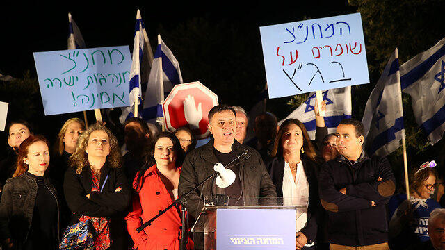 Zionist Union Chairman Avi Gabbay demonstrates against the override power (צילום: אוהד צויגנברג) Zionist Union Chairman Avi Gabbay demonstrates against the override power
