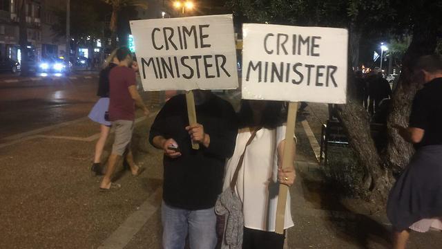 Citizens protest against attempts to legislate the override power bypassing the High Court (צילום: רועי רובינשטיין) Citizens protest against attempts to legislate the override power bypassing the High Court