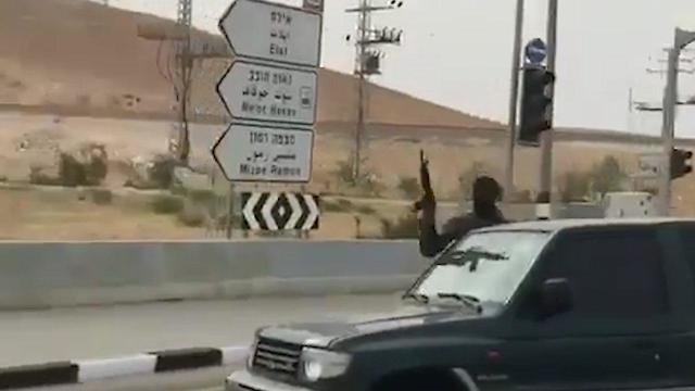 Гонки со стрельбой (кадр видеозаписи)