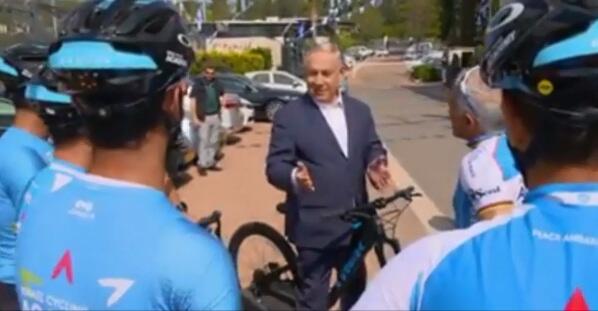 Нетаниягу встретился с участниками велогонки Giro d'Italia (Кадр видеоролика) Нетаниягу встретился с участниками велогонки Giro d'Italia