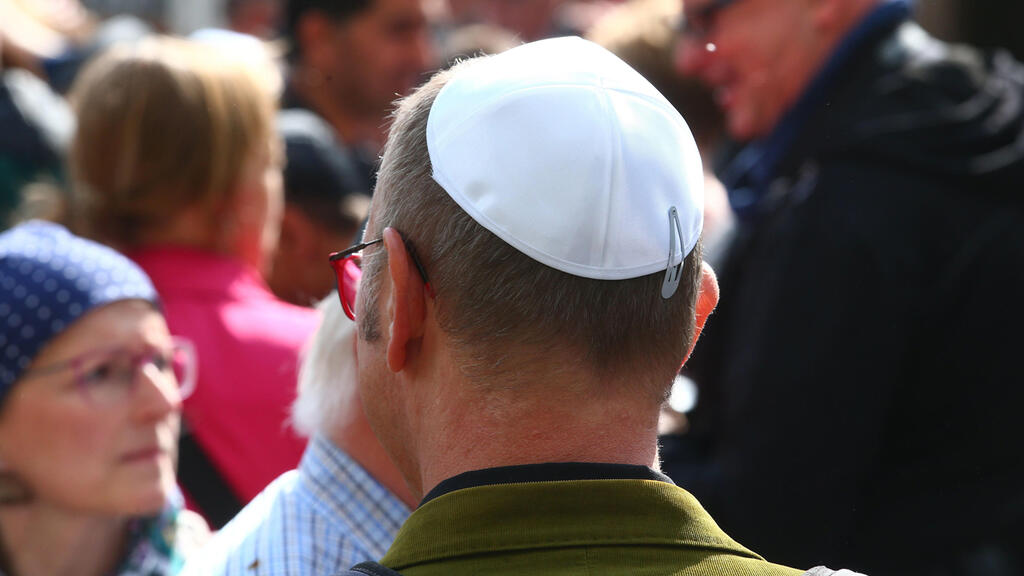 A Jewish man wearing a kippah in Germany. Archive photo (Photo: AFP) עצרת תמיכה ביהודים בארפורט בגרמניה