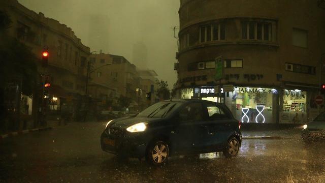 Ливень в Тель-Авиве. Фото: Моти Кимхи