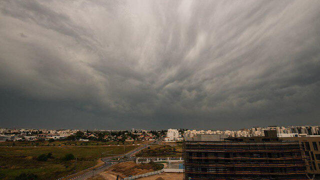 Небо над Нес-Ционой перед грозой. Фото: Эли Бацри