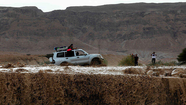 Вода разлилась возле Эйн-Бокек. Фото: AFP