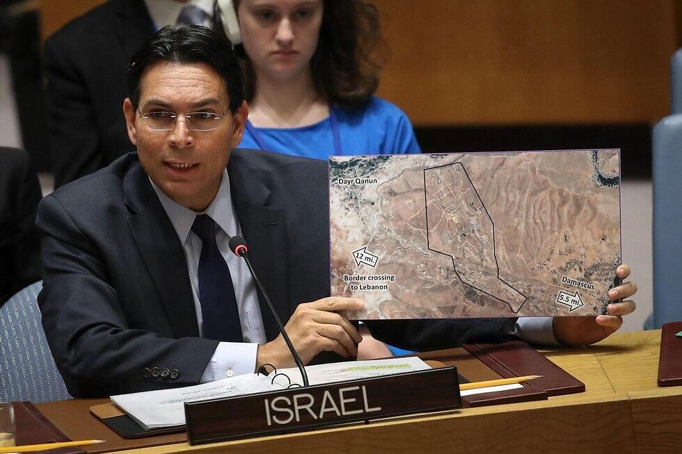 Israel's ambassador to the United Nations Danny Danon holding up an aerial picture of the Iranian base (צילום: AFP) Israel's ambassador to the United Nations Danny Danon holding up an aerial picture of the Iranian base