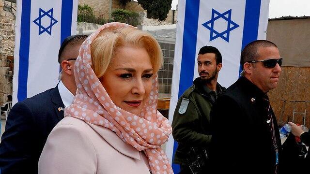 Romanian Prime Minister Dancila at the Western Wall (Photo: AFP)