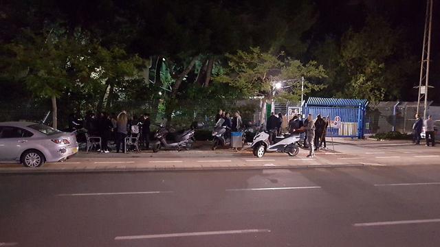 Родители погибших детей прибывают в Институт судмедэкспертизы для опознания. Фото: Ави Хай (צילום: אבי חי) Родители погибших детей прибывают в Институт судмедэкспертизы для опознания. Фото: Ави Хай