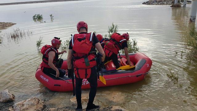 Спасатели. Фото: пожарная служба (צילום: דוברות כבאות והצלה מחוז דרום) Спасатели. Фото: пожарная служба