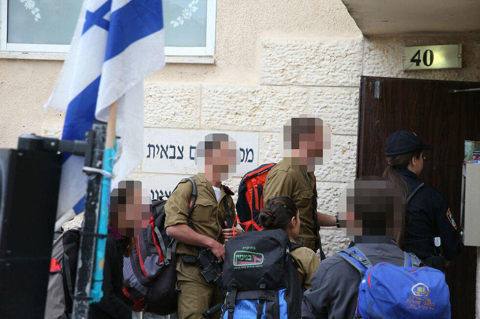 Воспитанники курса "Бней-Цион" прибыли в здание училища после участия в спасении товарищей. Фото: Моти Кимхи (צילום: מוטי קמחי) Воспитанники курса "Бней-Цион" прибыли в здание училища после участия в спасении товарищей. Фото: Моти Кимхи