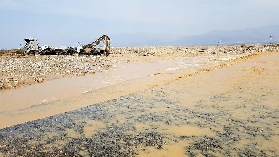 Перевернувшийся грузовик Джабара. Фото: Рои Идан (צילום: רועי עידן) Перевернувшийся грузовик Джабара. Фото: Рои Идан