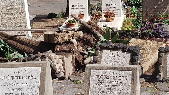 Поврежденные надгробия. Фото: региональный совет Иорданская долина (דוברות המועצה האזורית עמק הירדן) Поврежденные надгробия. Фото: региональный совет Иорданская долина