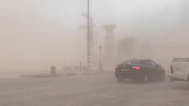 Пыльная буря в Араве. Фото: пресс-служба полиции, архив (צילום: דוברות המשטרה) Пыльная буря в Араве. Фото: пресс-служба полиции, архив