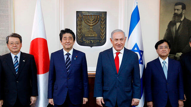 Netanyahu and Abe with Japanese businesspeople