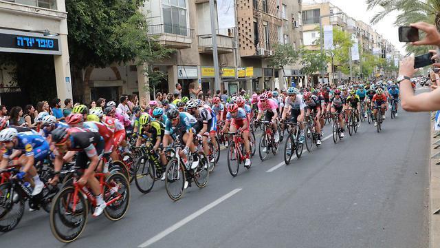 Участники гонки въехали в Тель-Авив. Фото: Дана Копель (צילום: דנה קופל) Участники гонки въехали в Тель-Авив. Фото: Дана Копель