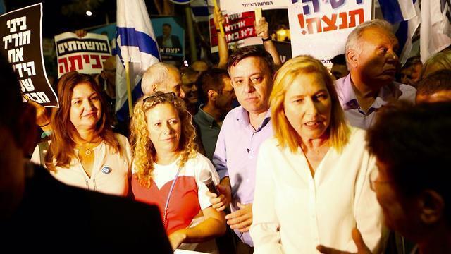 Gabbay with MK Tzipi Livni at a protest against the override power