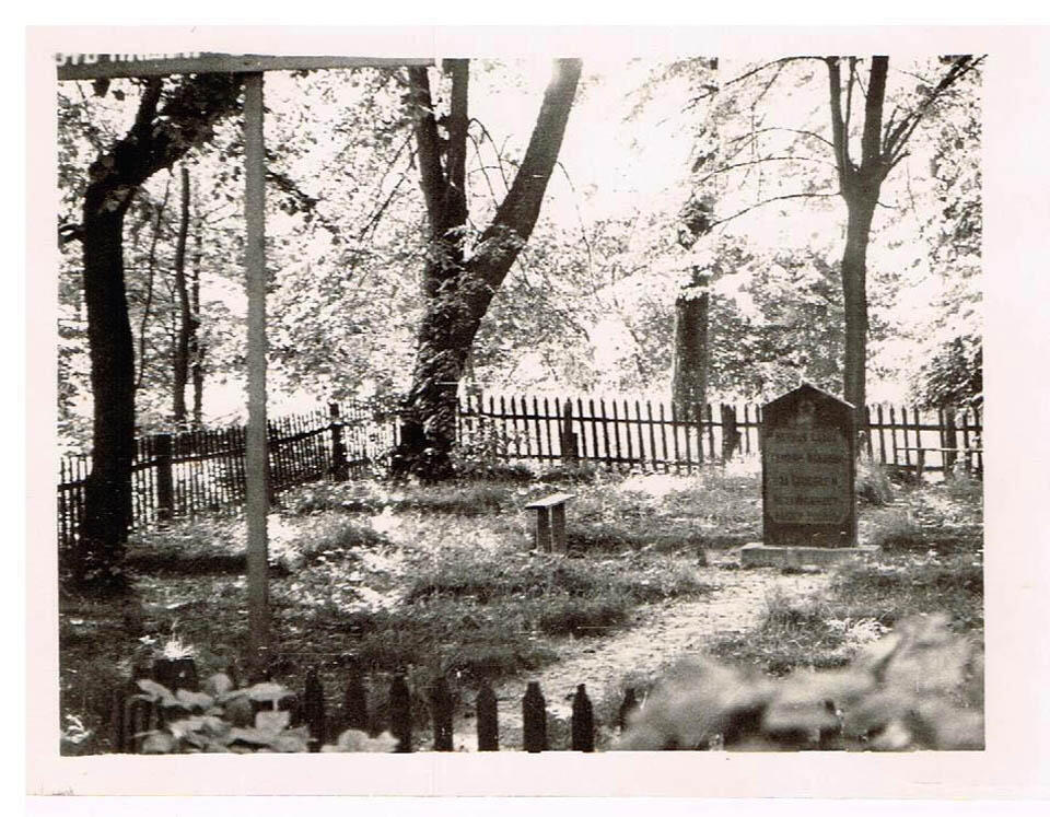 На снимке: воинское кладбище под Калининградом Фото из семейного архива (Фото из семейного архива) На снимке: воинское кладбище под Калининградом Фото из семейного архива