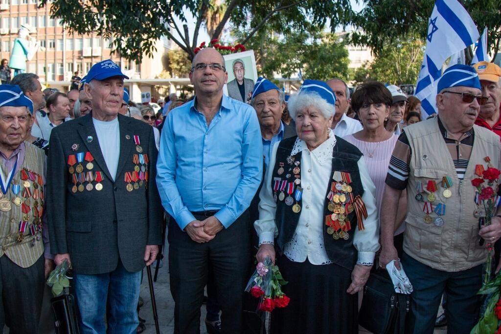Ицик Браверман поздравляет ветеранов. Фото: пресс-служба (Фото: пресс-служба) Ицик Браверман поздравляет ветеранов. Фото: пресс-служба