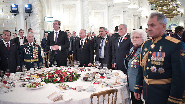 Нетаниягу в Москве на торжественном приеме в честь Дня Победы (צילום: EPA) Нетаниягу в Москве на торжественном приеме в честь Дня Победы