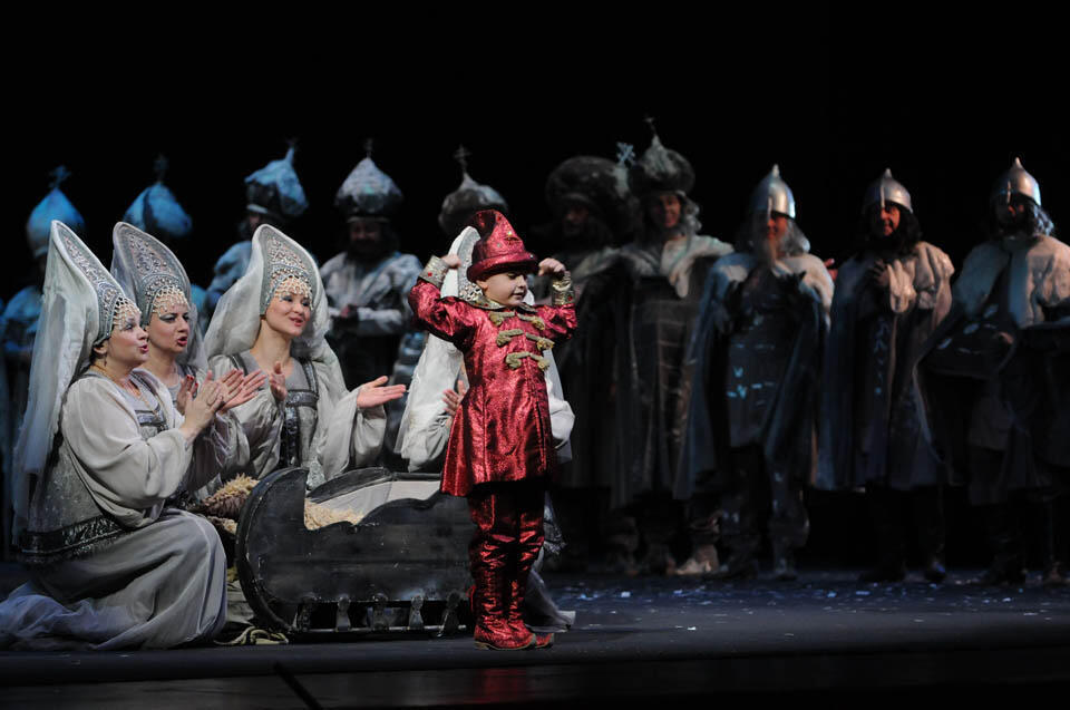 Сцена из оперы "Сказка от царе Салтане". Фото: Вадим Лапин (Фото: Вадим Лапин) Сцена из оперы "Сказка от царе Салтане". Фото: Вадим Лапин