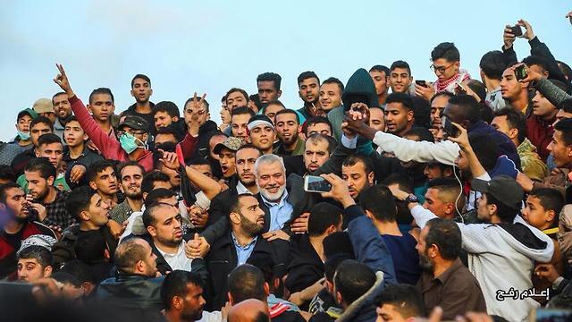 Глава политбюро ХАМАСа Исмаил Хания с палестинскими демонстрантами