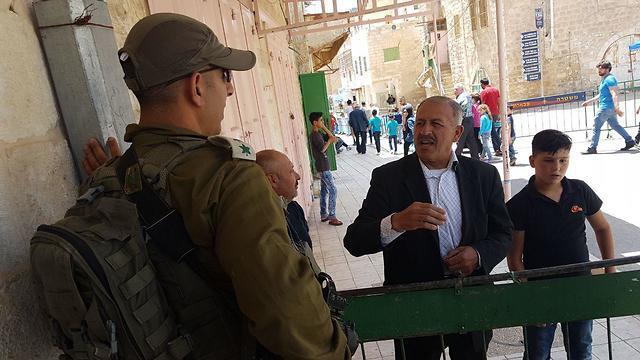 IDF soldier and Muslim worshippers at the Cave of the Patriarchs (צילום: יואב זיתון) IDF soldier and Muslim worshippers at the Cave of the Patriarchs