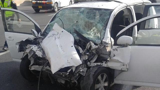 Врезавшаяся машина. Фото: МАДА (צילום: תיעוד מבצעי מד"א) Врезавшаяся машина. Фото: МАДА