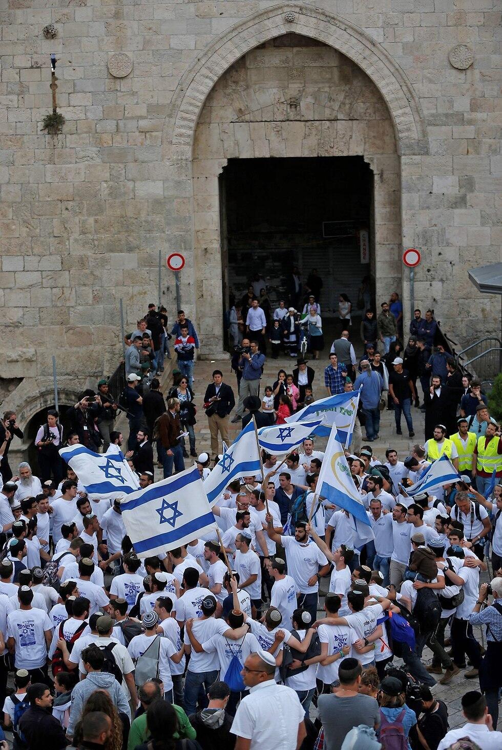 Участники шествия у Шхемских (Дамасских) ворот Старого города в Иерусалиме. Фото: AFP