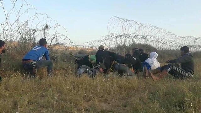 Palestinian protestors removing mound east of al-Bureijnullnull Palestinian protestors removing mound east of al-Bureij
