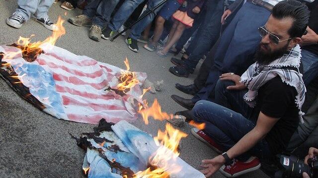 Protesters in Jordan burn flags