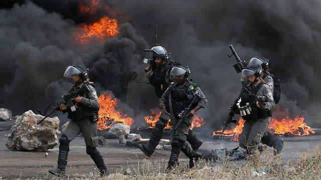 Горящие покрышки у КПП Хавара в Самарии. Фото: AFP