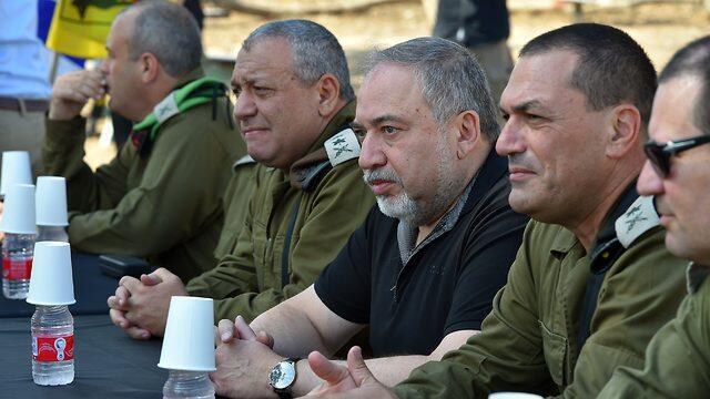Defense Minister Lieberman (2nd right) said during a Gaza Division visit that Hamas used people and children as armaments (צילום: אריאל חרמוני, משרד הביטחון) Defense Minister Lieberman (2nd right) said during a Gaza Division visit that Hamas used people and children as armaments