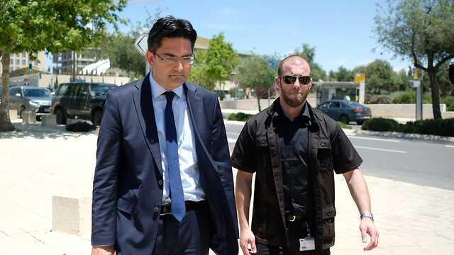 Умут Дениз у входа в израильский МИД. Фото: Йоав Дудкевич