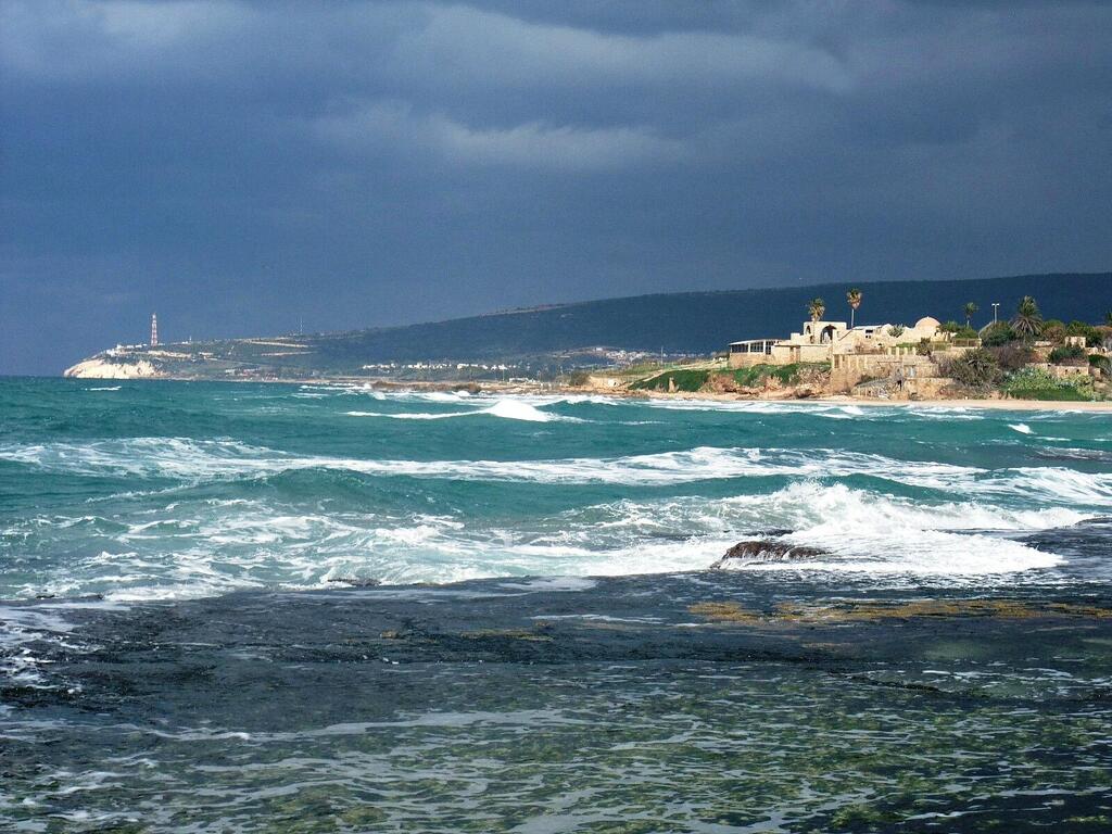 Вид на Ахзив. Фото: Леон Левитас