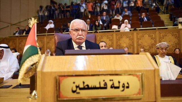 Palestinian Foreign Minister al-Maliki met with the International Criminal Court’s chief prosecutor (צילום: AFP) Palestinian Foreign Minister al-Maliki met with the International Criminal Court’s chief prosecutor
