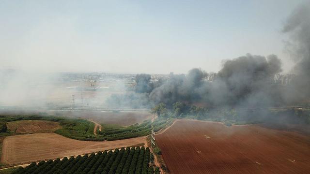 Пожар в районе Ярконим. Фото: Яир Саги (צילום: יאיר שגיא) Пожар в районе Ярконим. Фото: Яир Саги