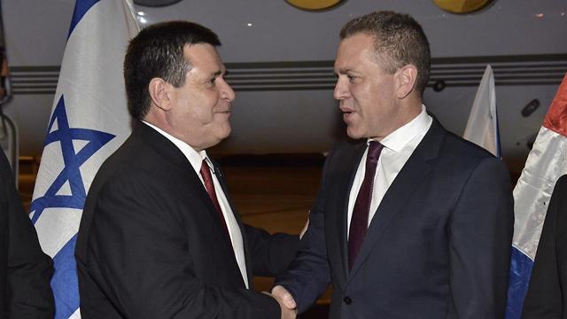 Minister Erdan, right, with Paraguay's President Horacio Cartes 