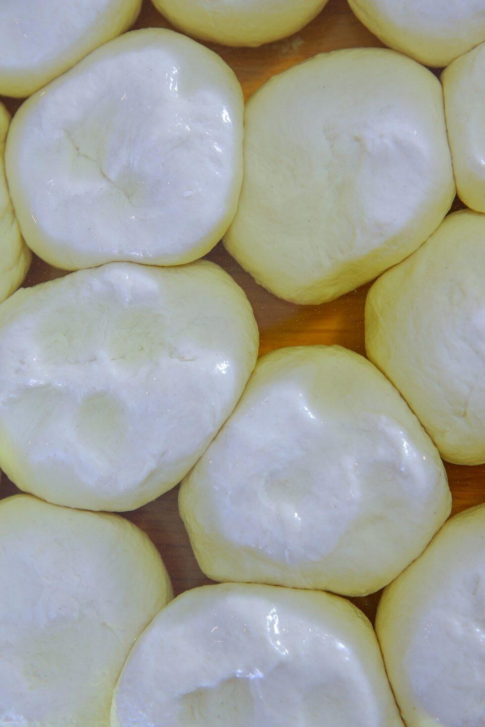 Шарики теста вымесить и залить маслом. Фото: Ярон Бреннер (צילום: ירון ברנר) Шарики теста вымесить и залить маслом. Фото: Ярон Бреннер