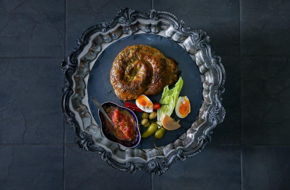 Бурекас с сырно-шпинатной начинкой: подаем с острой приправой схуг (צילום: ירון ברנר) Бурекас с сырно-шпинатной начинкой: подаем с острой приправой схуг