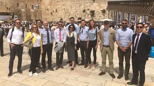 Делегация у Стены плача в Иерусалиме. В центре - Сундус Буалемnullnull Делегация у Стены плача в Иерусалиме. В центре - Сундус Буалем