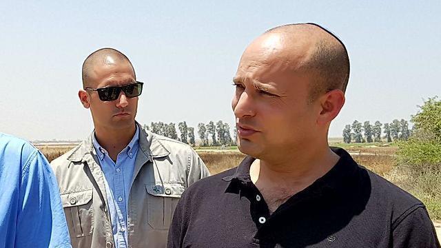 Министр просвещения Нафтали Беннет на границе с сектором Газы. Фото: Рои Идан (צילום: רועי עידן) Министр просвещения Нафтали Беннет на границе с сектором Газы. Фото: Рои Идан