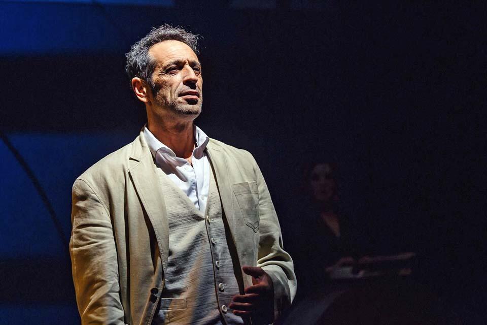 Сцена из спектакля "Цемах". Фото: Марк Цо