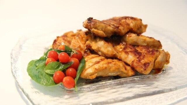 Куриный стейк в маринаде. Фото: Ярон Бреннер (צילום: ירון ברנר) Куриный стейк в маринаде. Фото: Ярон Бреннер