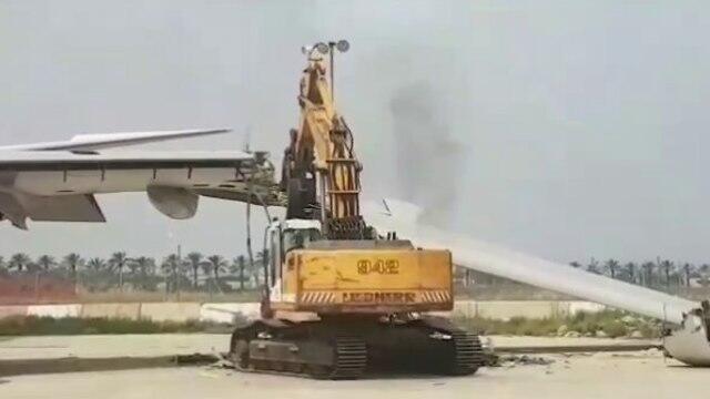 Демонтаж списанного лайнера. Фото: Шломи Леви (צילום: שלומי לוי) Демонтаж списанного лайнера. Фото: Шломи Леви