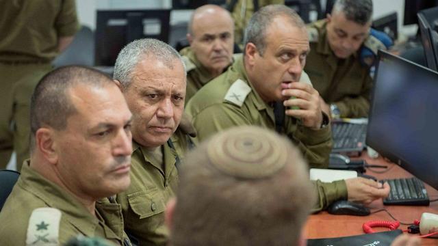 Совещание офицеров Южного военного округа с начальником генштаба ЦАХАЛа Гади Айзенкотом. Фото: пресс-служба ЦАХАЛа (צילום: דובר צה"ל) Совещание офицеров Южного военного округа с начальником генштаба ЦАХАЛа Гади Айзенкотом. Фото: пресс-служба ЦАХАЛа
