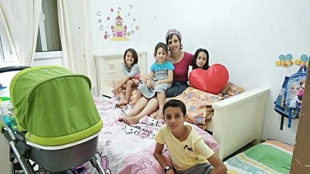 Семья Озери в защищенной комнате. Фото: Шахар Озери