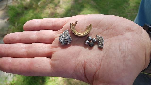 Поражающие элементы ракеты, попавшей в жилой дом. Фото: Берел Эфраим