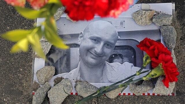 В Москве сторонники оппозиции успели почтить память Бабченко цветами. Фото: EPA