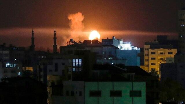 IDF strike in Gaza, Saturday night (צילום: AFP) IDF strike in Gaza, Saturday night