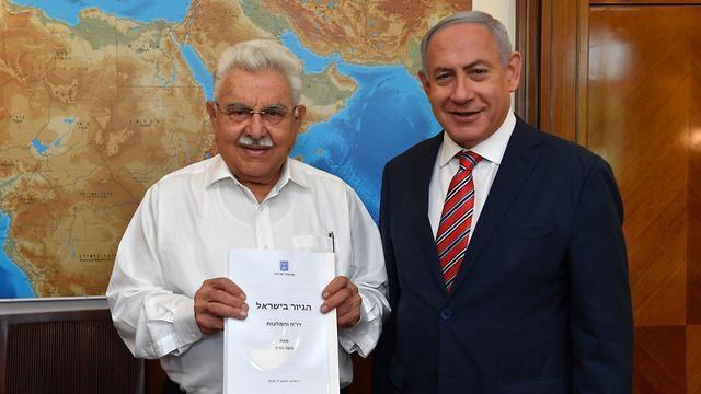 Nissim presents Netanyahu with the committee's recommendations 